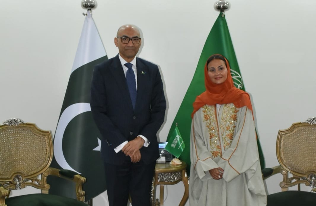 HRH Princess Sarah bint Bandar bin Abdulaziz Al Saud Meets the Ambassador of the Islamic Republic of Pakistan in Riyadh