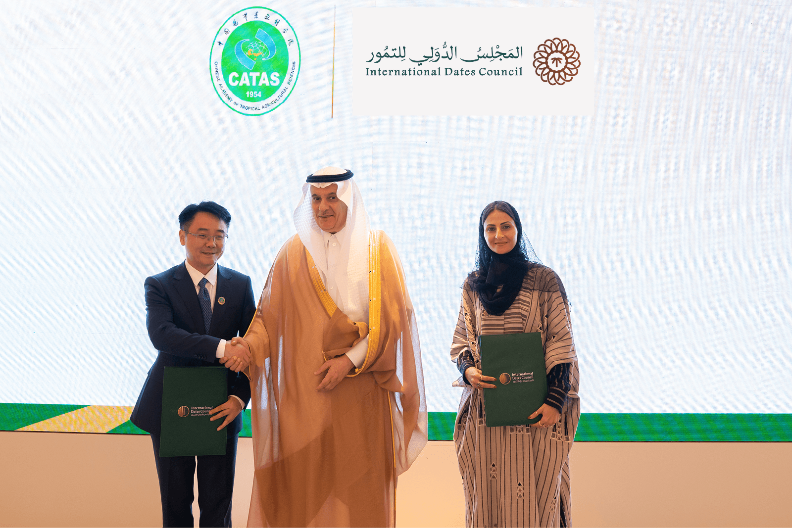 International Dates Council Signs a Memorandum of Understanding with the Chinese Academy of Tropical Agricultural Sciences (CATAS)